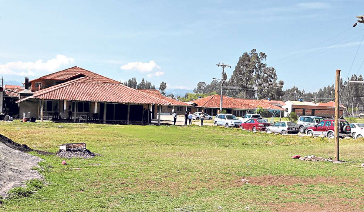Nostalgia vivieron ayer los directivos del club Deportivo Cuenca al dejar las instalaciones, las mismas que ser&aacute;n entregadas hoy a sus nuevos propietarios. Foto: Fernando Machado / El Telegrafo 