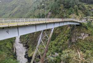 Una pareja cayó de un puente en Baños de Agua Santa