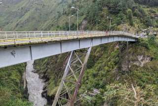 Una pareja cayó de un puente en Baños de Agua Santa