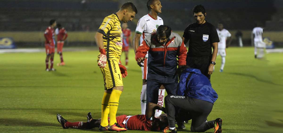 El arquero argentino Emiliano Olivero (de amarillo) durante un partido entre Mushuc Runa y El Nacional en el estadio Ol&iacute;mpico Atahualpa.