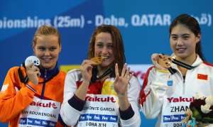 Mireia Belmonte (c.) fue una de las nadadora destacadas en el mundial de piscina corta la semana pasada. Foto: AFP