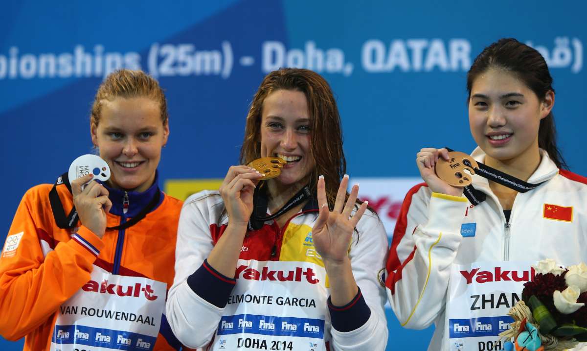 Mireia Belmonte (c.) fue una de las nadadora destacadas en el mundial de piscina corta la semana pasada. Foto: AFP