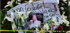 Los seguidores del fallecido cantante mexicano Juan Gabriel no cesan de homenajearlo con ofrendas florales en la plaza Garibadi, en M&eacute;xico.