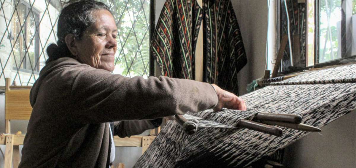 Carmen Orellana, de 60 a&ntilde;os, teje una macana con t&eacute;cnicas que aprendi&oacute; de su familia. El telar que ella utiliza lo hered&oacute; de sus abuelos.