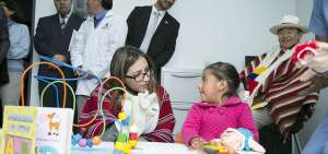 Ver&oacute;nica Espinosa, ministra de Salud P&uacute;blica, conversando con uno de los ni&ntilde;os que es atendido en uno de los centros m&eacute;dicos construidos con cr&eacute;dito no reembolsable japon&eacute;s. En la esquina derecha, Hitoshi Noda, embajador de Jap&oacute;n en Ecuador, quien la semana pasada inaugur&oacute; 2 centros de salud tipo B de Calpi y Santa Rosa, rural de Riobamba, Chimborazo.