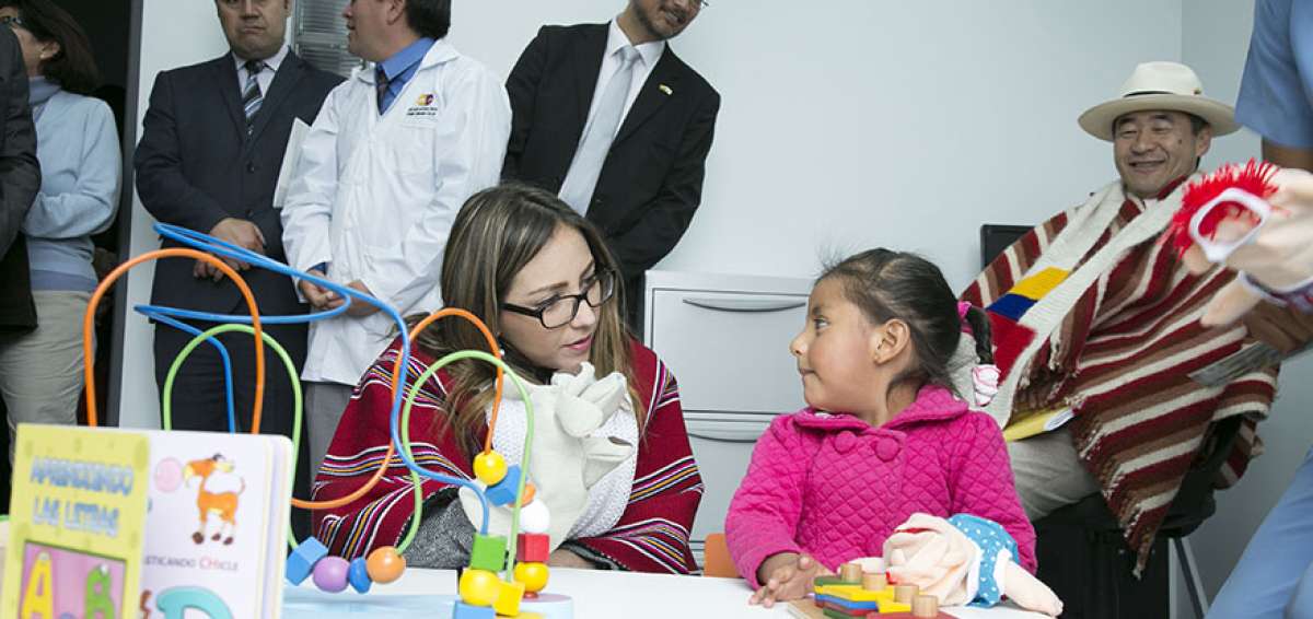 Ver&oacute;nica Espinosa, ministra de Salud P&uacute;blica, conversando con uno de los ni&ntilde;os que es atendido en uno de los centros m&eacute;dicos construidos con cr&eacute;dito no reembolsable japon&eacute;s. En la esquina derecha, Hitoshi Noda, embajador de Jap&oacute;n en Ecuador, quien la semana pasada inaugur&oacute; 2 centros de salud tipo B de Calpi y Santa Rosa, rural de Riobamba, Chimborazo.