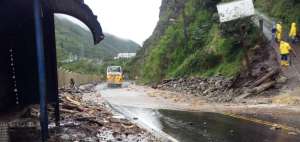 En el sector de la hidroel&eacute;ctrica Agoy&aacute;n, en Tungurahua, la ca&iacute;da de agua es continua y caus&oacute; deslaves esta semana. En el lugar trabaja maquinaria pesada.