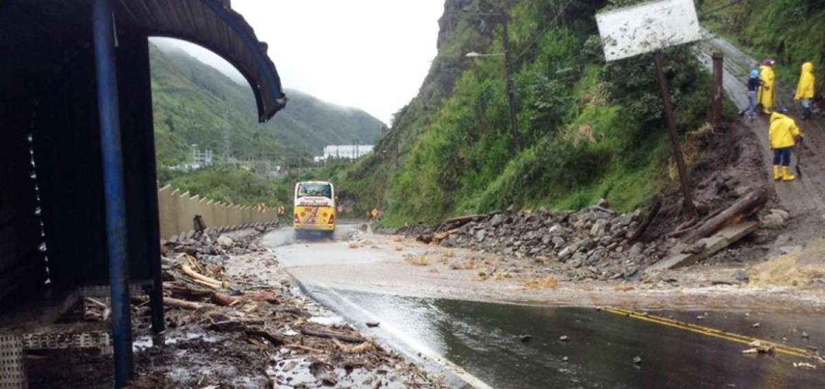 En el sector de la hidroel&eacute;ctrica Agoy&aacute;n, en Tungurahua, la ca&iacute;da de agua es continua y caus&oacute; deslaves esta semana. En el lugar trabaja maquinaria pesada.