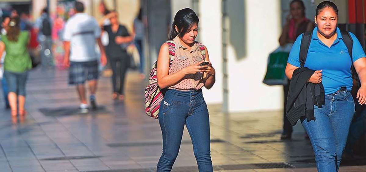 En las calles de Guayaquil es frecuente ver a j&oacute;venes  chateando mientras caminan, sin importar tropezar con otros transe&uacute;ntes.