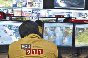 Un operador del Servicio Integrado de Seguridad ECU-911 realiza tareas de monitoreo a trav&eacute;s de las c&aacute;maras instaladas. Foto: Cortes&iacute;a