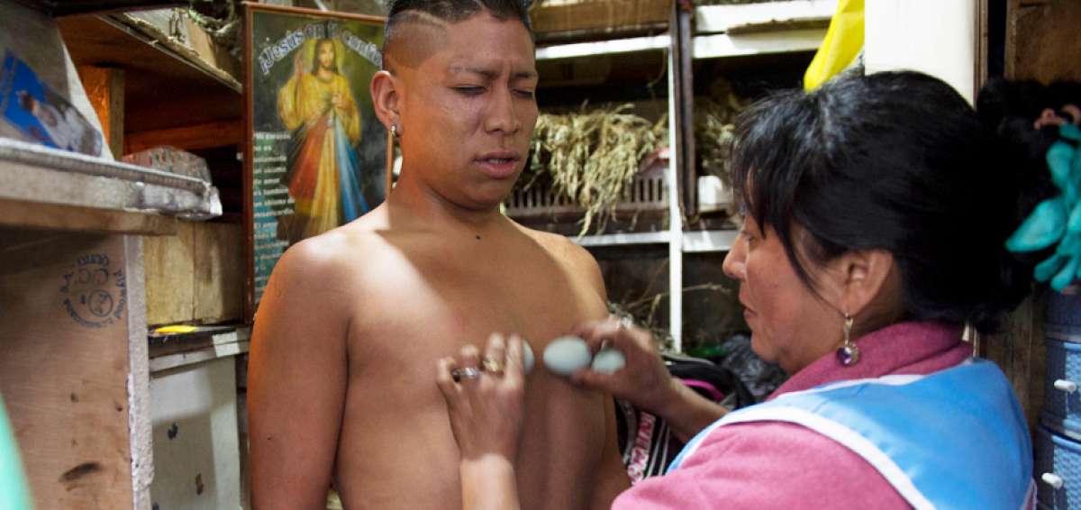 Gloria saca la mala energ&iacute;a del cuerpo con soplos de 'contra'