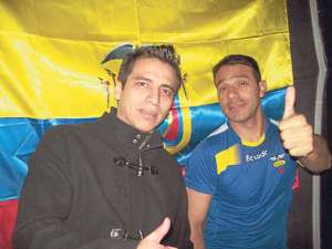 Pese al fr&iacute;o de Buenos Aires, dos aficionados ecuatorianos salieron a las calles de la ciudad con la camiseta de la selecci&oacute;n y una bandera. Foto: Cortes&iacute;a.