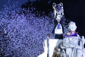 El defensa central del Madrid alz&oacute; la "Orejona" detr&aacute;s de Cibeles. Foto: EFE