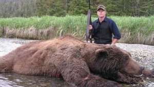 No solo canta en Metallica, tambi&eacute;n es cazador de osos