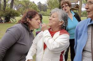 El &lsquo;juego del sorbete&rsquo; en el que participaron las mujeres fue uno de los m&aacute;s divertidos de la jornada. Foto: Andr&eacute;s Carpio.
