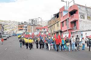 Cerca de 500 personas se integraron a la marcha contra la Ley de Aguas al sur de Quito. Foto: John Guevara