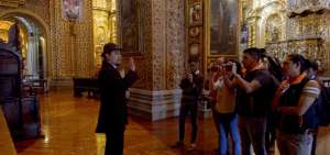 El poeta de principios del siglo XX F&eacute;lix Valencia, es uno de los personajes hist&oacute;ricos que acompa&ntilde;a los recorridos teatralizados de Quito Eterno y que visitar&aacute;n lugares como: la Iglesia de La Compa&ntilde;&iacute;a, la Bas&iacute;lica del Voto Nacional, el Convento de San Diego, las catacumbas de Santo Domingo.
