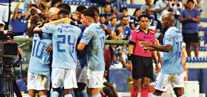 Los jugadores de Emelec buscan al director t&eacute;cnico Alfredo Arias para dedicarle uno de los goles del viernes pasado.