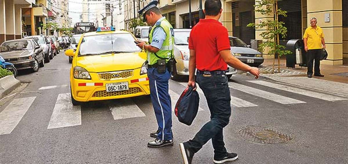 Los agentes civiles de la ATM utilizan un dispositivo electr&oacute;nico para notificar las multas a los conductores. Alfredo Piedrah&iacute;ta / El Tel&eacute;grafo