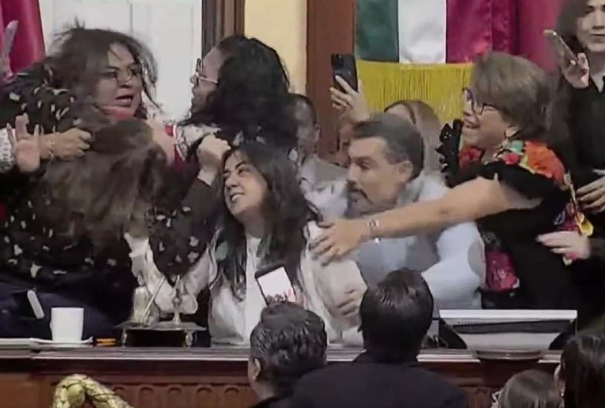 Legisladores pelearon en el Congreso de M&eacute;xico