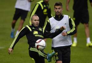 Gerard Piqu&eacute; (d) y Andr&eacute;s Iniesta durante el entrenamiento de la selecci&oacute;n espa&ntilde;ola. Foto: AFP