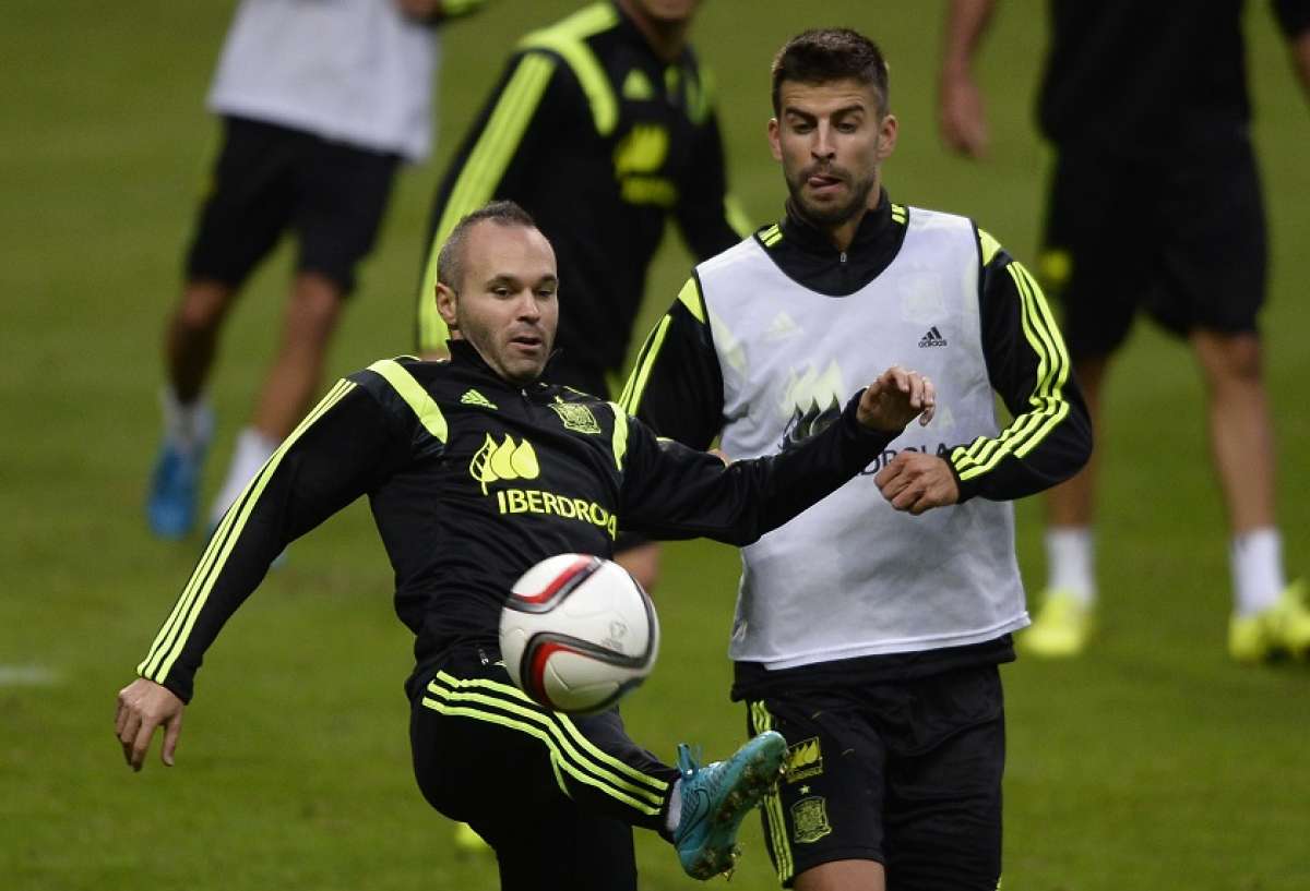 Gerard Piqu&eacute; (d) y Andr&eacute;s Iniesta durante el entrenamiento de la selecci&oacute;n espa&ntilde;ola. Foto: AFP