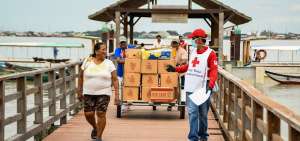 El personal de la Cruz Roja Ecuatoriana ha llegado a sitios de dif&iacute;cil acceso con kits humanitarios para las familias en situaci&oacute;n vulnerable.