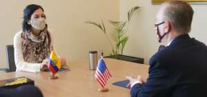 La vicepresidenta Mar&iacute;a Alejandra Vicu&ntilde;a y el embajador de Estados Unidos en Ecuador, Michael Fitzpatrick.