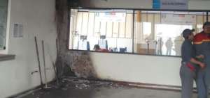Delincuentes incendian cajero en centro de revisi&oacute;n vehicular de Capulispamba
