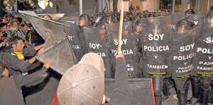 Con palos y varas los protestantes intentaron romper el cerco policial que custodiaba Carondelet. Fernando Sandoval / El Tel&eacute;grafo