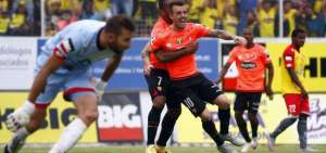 El &lsquo;Kitu&rsquo; canta el gol que marc&oacute; de cabeza y le dio la victoria al equipo guayaquile&ntilde;o en Chillogallo. Christian Su&aacute;rez lo abraza y el arquero Bl&aacute;zquez se lamenta.    