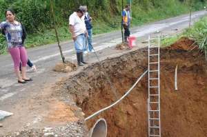 En la parte alta de El Oro, algunas v&iacute;as quedaron obstruidas temporalmente a consecuencia de los aludes causados por los aguaceros. Foto: Cortes&iacute;a