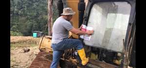 Colocaci&oacute;n se sellos en la zona donde hubo un deslave y fallecieron cinco personas.