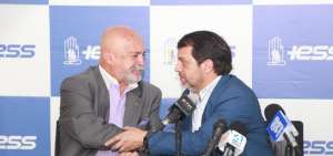 El director del directorio del IESS, Pa&uacute;l Granda (der), saluda a Francisco Punina, director de la Fundaci&oacute;n Sonrisa, tras el anuncio de las cirug&iacute;as.