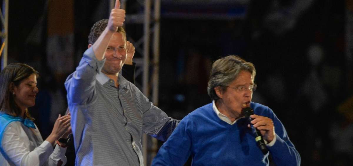 Lasso cerr&oacute; su campa&ntilde;a en Quito con Mauricio Rodas en la tarima