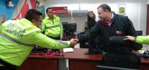 El director general del ECU911, Juan Zapata (der.), visit&oacute; las instalaciones de la instituci&oacute;n en Cuenca.
