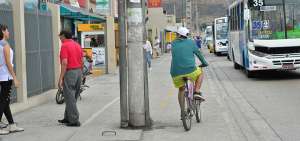 Altos bordillos en las intersecciones, postes en medio de la v&iacute;a y paradas de buses comparten la ciclov&iacute;a de la avenida Jos&eacute; Rodr&iacute;guez Bon&iacute;n.