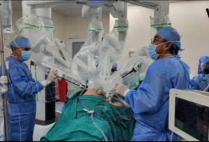 Es el tercer robot Da Vinci que asiste para cirugías en el Hospital Carlos Andrade Marín.