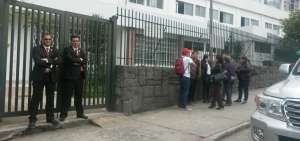 Miembros de la seguridad del exmandatario custodiaron una de las puertas de ingreso del Hospital Carlos Andrade Mar&iacute;n. 