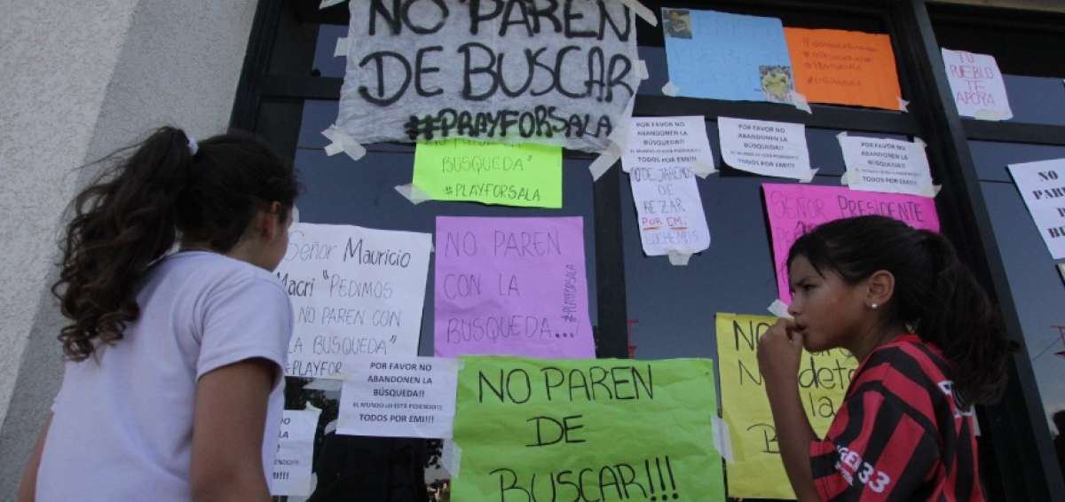 Un grupo de vecinos del pueblo de Progreso, mientras participan en una concentraci&oacute;n para reclamar que no se suspenda la b&uacute;squeda del futbolista Emiliano Sala, en la sede del club San Mart&iacute;n, en Progreso, en central provincia de Santa Fe.