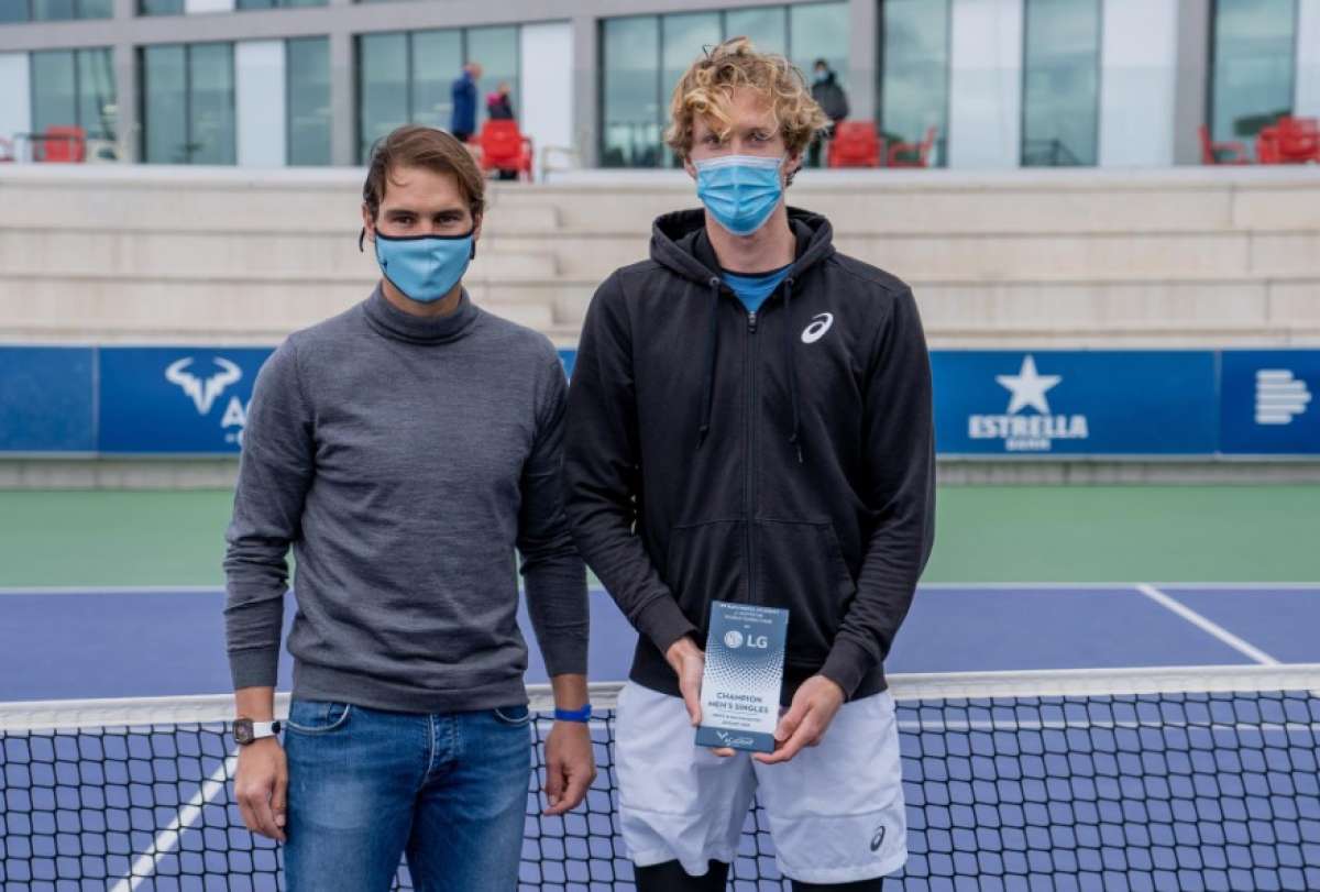 Rafa Nadal entrega al suizo Bellier el trofeo de campe&oacute;n del ITF de la Academia.
