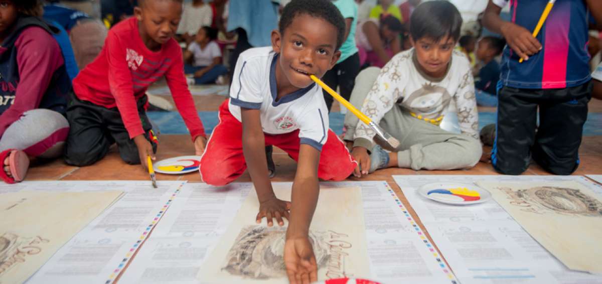 Andr&eacute;s Cazar tiene 7 a&ntilde;os y estudia en la escuela de Urcuqu&iacute;. Cada d&iacute;a viaja alrededor de 30 minutos para llegar al centro educativo. 