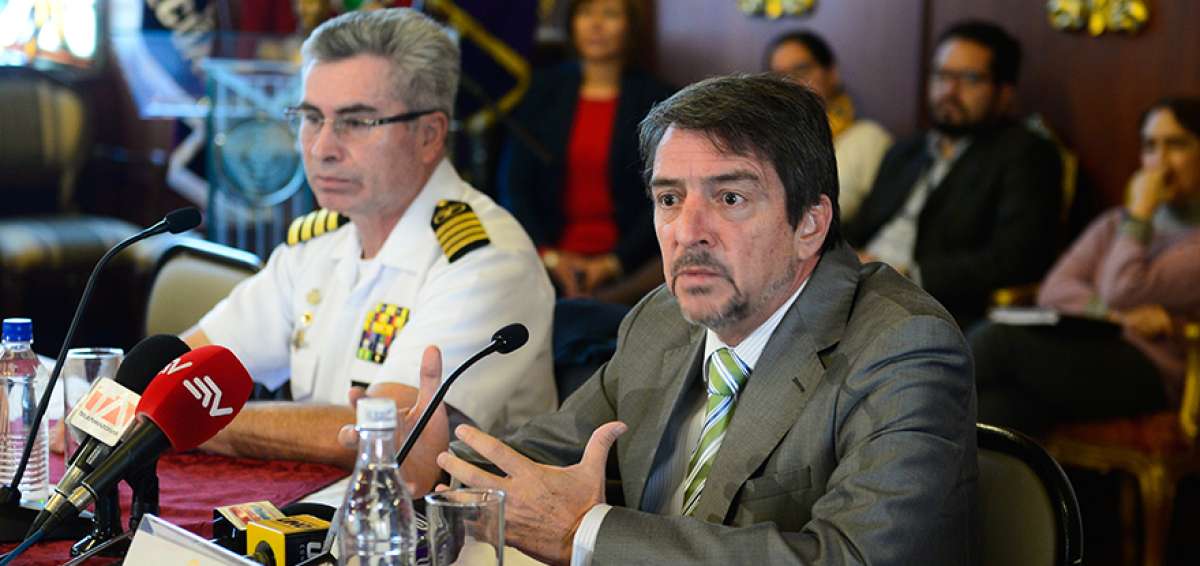Felipe Vega, viceministro de Defensa, y Brumel V&aacute;squez, de Intereses Mar&iacute;timos, durante un conversatorio.