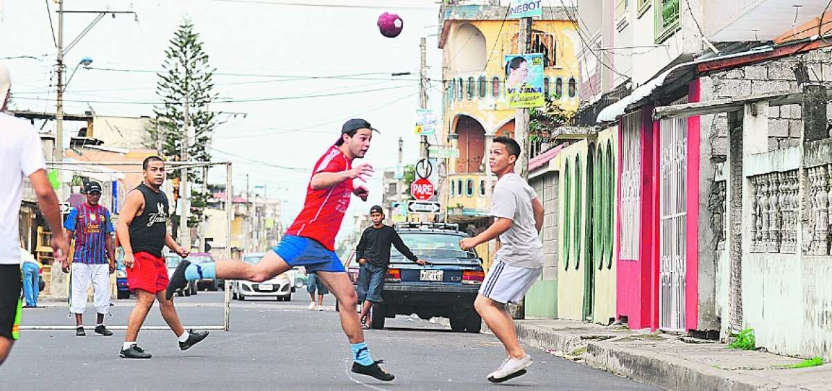 En sectores, como el Suburbio Oeste, la pr&aacute;ctica de indorf&uacute;tbol en las calles es muy habitual, especialmente los fines de semana y feriados.