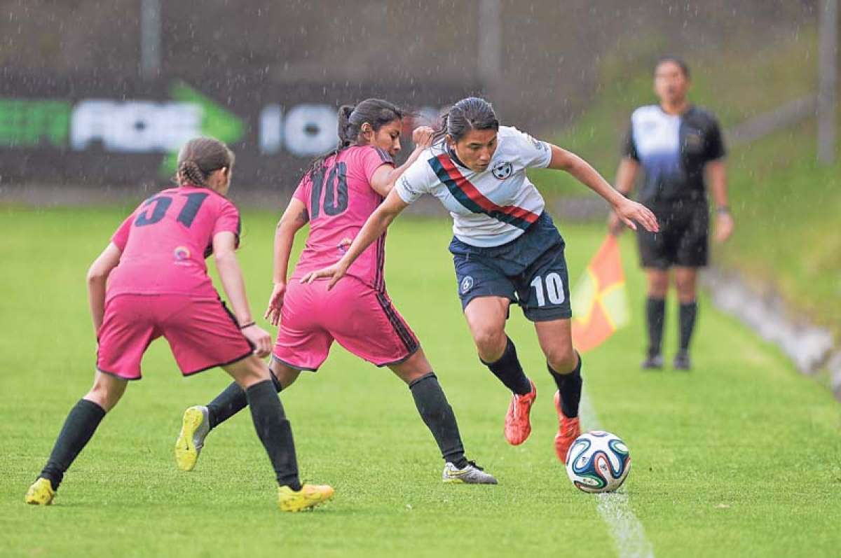 Mabel Velarde, del Quito FC, elude la marca de 2 rivales de USFQ, en compromiso de la primera jornada. Foto: &Aacute;lvaro P&eacute;rez / El Tel&eacute;grafo