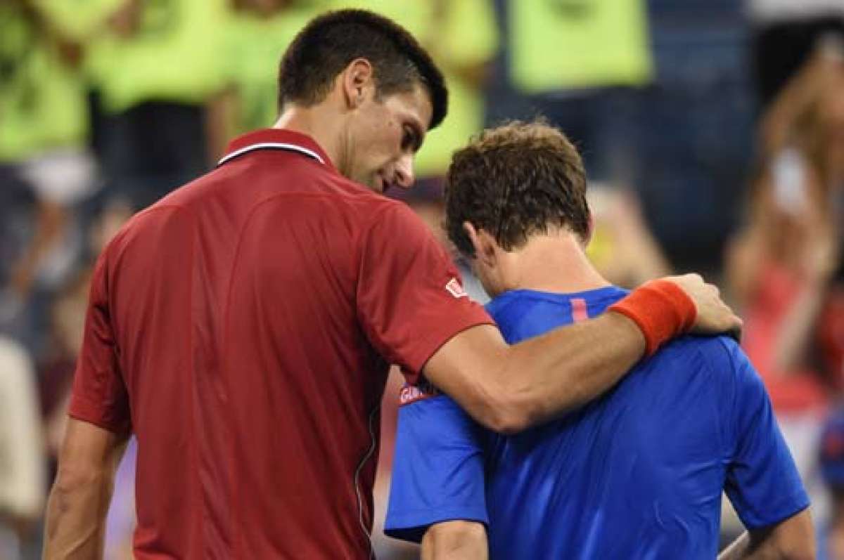 Djokovic (izq.) consuela al argentino Schwartzman al finalizar el encuentro v&aacute;lido por la primera jornada del US Open, &uacute;ltimo Grand Slam de la temporada. Foto: AFP.