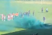 Se investiga la emisión de gas lacrimógeno en lugar de bengalas en un estadio de Colombia.