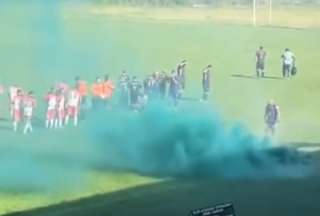 Se investiga la emisión de gas lacrimógeno en lugar de bengalas en un estadio de Colombia.