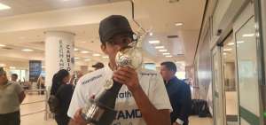 Johan Mina posando con el trofeo de goleador del torneo.