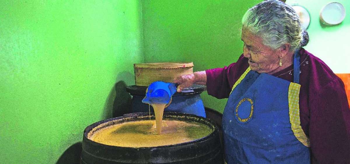 Yolanda Cabrera ha preparado la chicha del Yamor durante m&aacute;s de 45 a&ntilde;os en su local ubicado en las calles Est&eacute;vez Mora y Sucre en Otavalo.